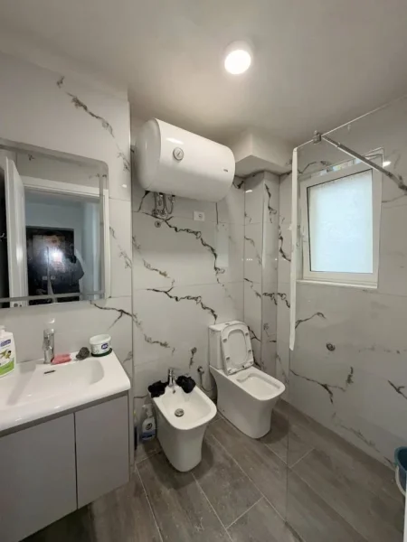 Durres, jepet me qera 1+1+Ballkon Kati 2, ( APARTAMENT ME QERA 1+1+Ballkon Jepet per Biznes +3550692039456 069 378 0684 Çmimi: 350 € Muaj neto Numri i Pronës: Lokacioni: Stacioni Trenit Durres)