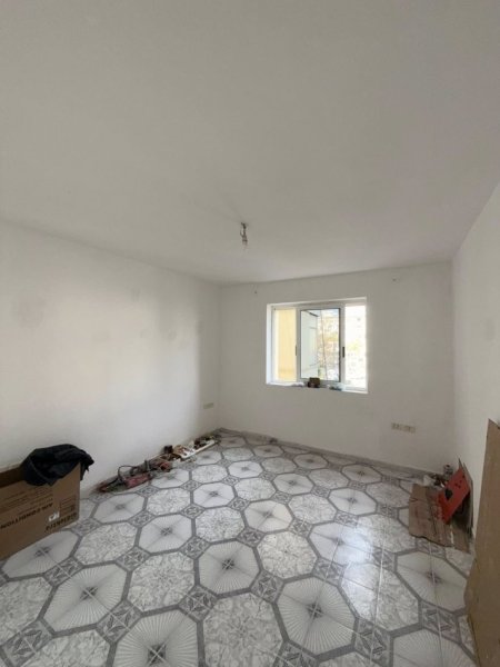 Durres, jepet me qera 1+1+Ballkon Kati 2, ( APARTAMENT ME QERA 1+1+Ballkon Jepet per Biznes +3550692039456 069 378 0684 Çmimi: 350 € Muaj neto Numri i Pronës: Lokacioni: Stacioni Trenit Durres)