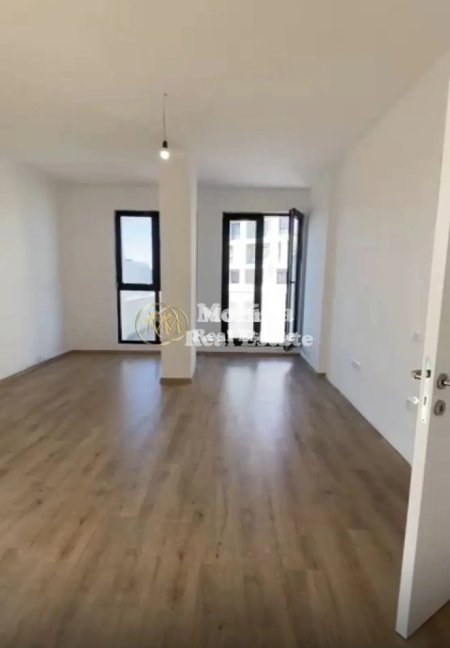 Tirane, jepet me qera apartament 3+1 Kati 9, 200 m² 1.000 € (Rruga e Dibres)