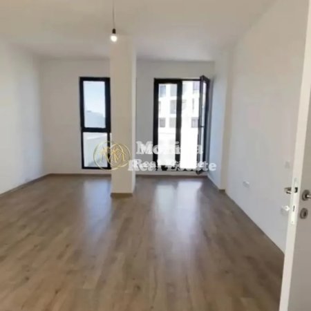 Tirane, jepet me qera apartament 3+1 Kati 9, 200 m² 1.000 € (Rruga e Dibres)