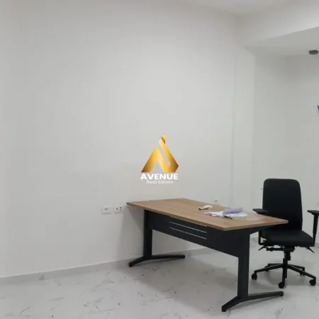 Tirane, jepet me qera zyre Kati 0, 35 m² 450 € (BULEVARDI DESHMORET E KOMBIT)