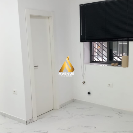 Tirane, jepet me qera zyre Kati 0, 35 m² 450 € (BULEVARDI DESHMORET E KOMBIT)