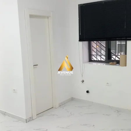 Tirane, jepet me qera zyre Kati 0, 35 m² 450 € (BULEVARDI DESHMORET E KOMBIT)