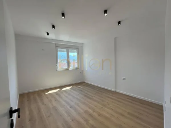 Tirane, shitet apartament 2+1+Ballkon Kati 4, 79 m² 195.000 € 