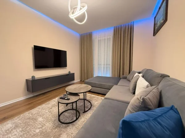 Tirane, jepet me qera apartament 2+1+Ballkon Kati 5, 120 m² 800 € (Shkolla e Bashkuar)