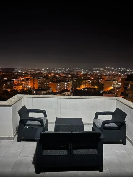 Tirane, jepet me qera apartament 2+1+Ballkon Kati 5, 120 m² 800 € (Shkolla e Bashkuar)