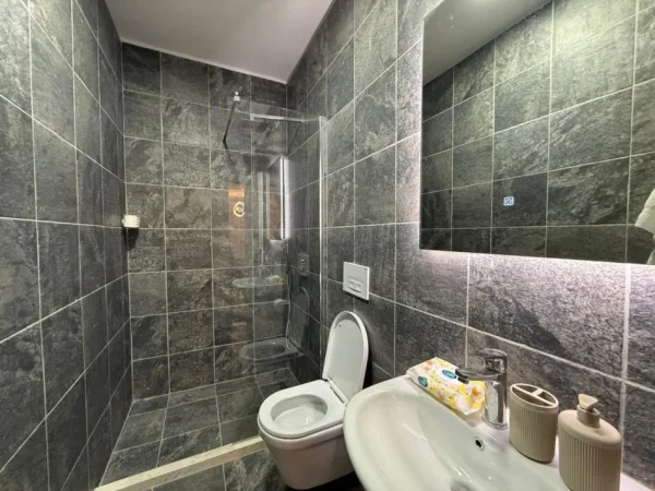 Tirane, jepet me qera apartament 2+1+Ballkon Kati 5, 120 m² 800 € (Shkolla e Bashkuar)