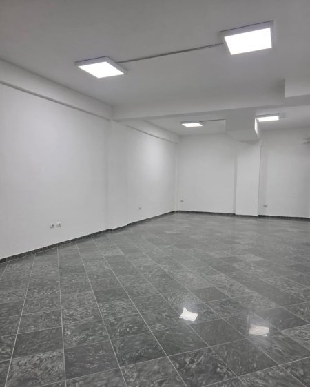 Tirane, jepet me qera dyqan Kati 0, 220 m² 2.200 € (YZBERISHT)