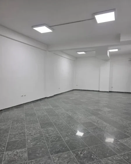 Tirane, jepet me qera dyqan Kati 0, 220 m² 2.200 € (YZBERISHT)
