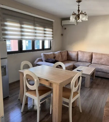 Tirane, jepet me qera apartament 1+1 , 65 m² 550 € (21 DHJETORI)