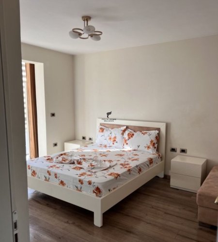 Tirane, jepet me qera apartament 1+1 , 65 m² 550 € (21 DHJETORI)