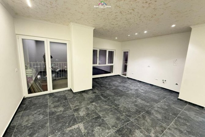 Tirane, jepet me qera zyre Kati 6, 105 m² 800 € (Rruga Hysni Gerbolli)