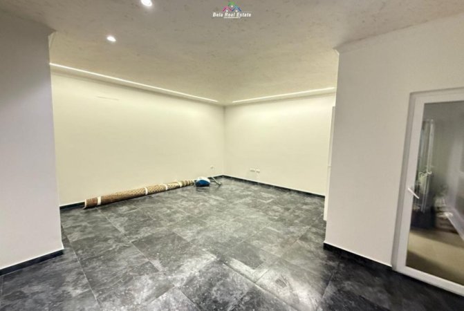 Tirane, jepet me qera zyre Kati 6, 105 m² 800 € (Rruga Hysni Gerbolli)