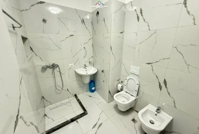 Tirane, jepet me qera zyre Kati 6, 105 m² 800 € (Rruga Hysni Gerbolli)