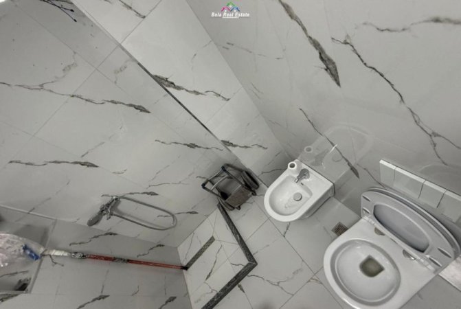 Tirane, jepet me qera zyre Kati 6, 105 m² 800 € (Rruga Hysni Gerbolli)