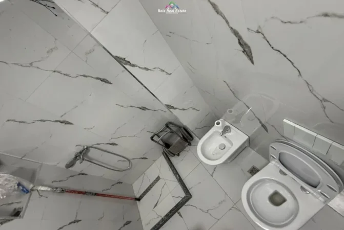 Tirane, jepet me qera zyre Kati 6, 105 m² 800 € (Rruga Hysni Gerbolli)