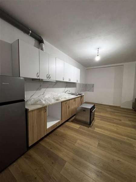 Tirane, jepet me qera apartament 1+1+Ballkon Kati 4, 98 m² 500 € ( Pranë Concorde Center)