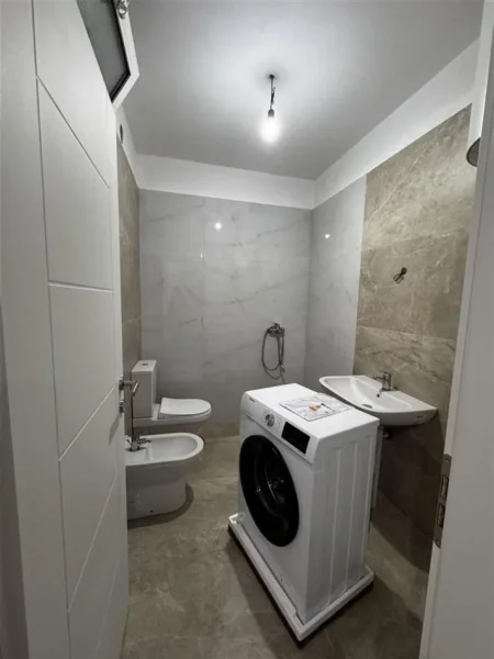 Tirane, jepet me qera apartament 1+1+Ballkon Kati 4, 98 m² 500 € ( Pranë Concorde Center)