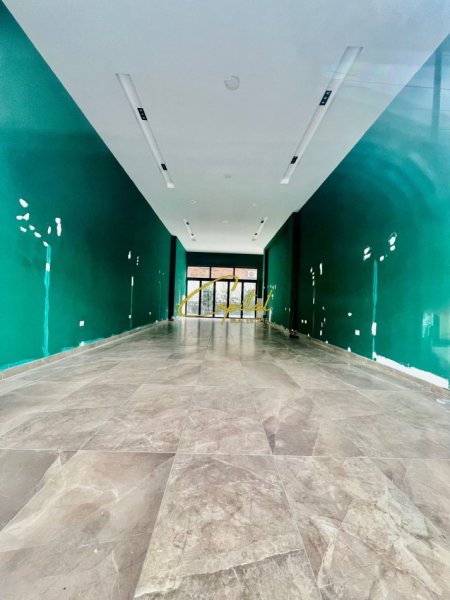 Tirane, jepet me qera dyqan Kati 0, 86 m² 1.000 € (21 DHJETORI)