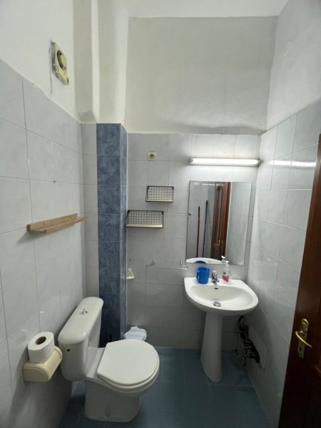 Tirane, jepet me qera apartament 1+1 Kati 4, 76 m² 600 € (tajvani)