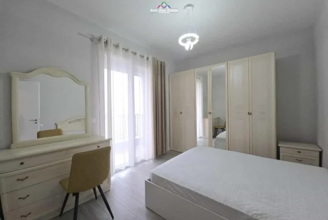 Tirane, jepet me qera apartament 1+1+Ballkon Kati 5, 70 m² 730 € (Komuna e Parisit)