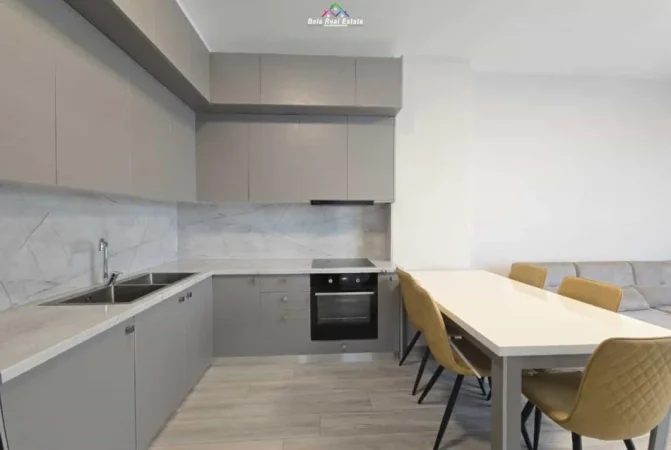 Tirane, jepet me qera apartament 1+1+Ballkon Kati 5, 70 m² 730 € (Komuna e Parisit)