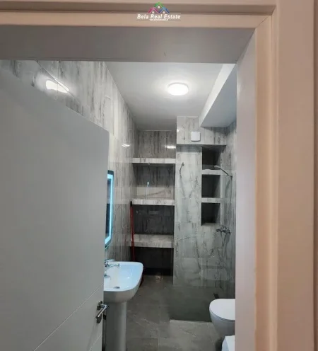 Tirane, jepet me qera apartament 1+1+Ballkon Kati 5, 70 m² 730 € (Komuna e Parisit)