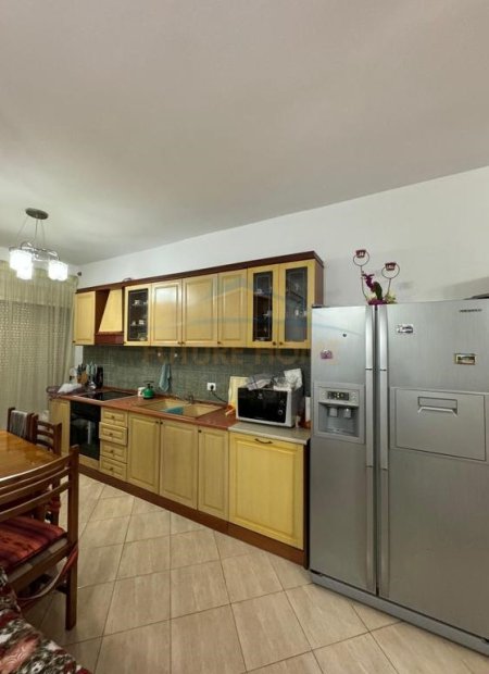 Tirane, jepet me qera apartament 2+1 Kati 1, 90 m² 500 € (Fresk)