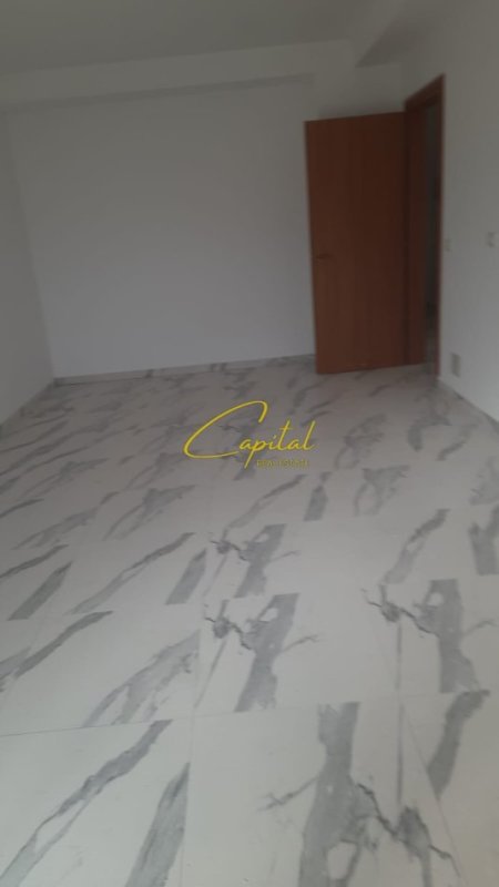 Tirane, jepet me qera zyre Kati 1, 119 m² 400 € (KOMBINAT)