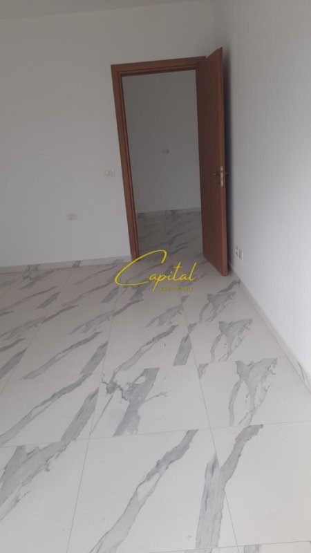 Tirane, jepet me qera zyre Kati 1, 119 m² 400 € (KOMBINAT)