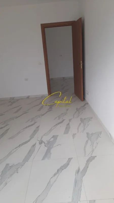 Tirane, jepet me qera zyre Kati 1, 119 m² 400 € (KOMBINAT)