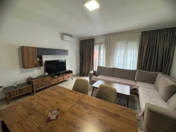Tirane, jepet me qera apartament 1+1+Ballkon Kati 6, 98 m² 650 € (Zona 5 Maj!)
