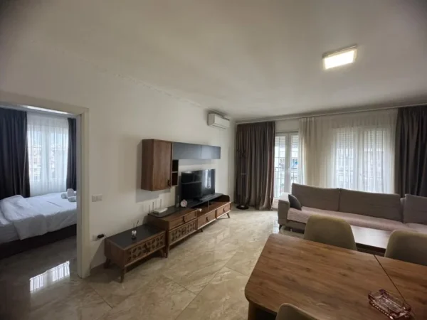 Tirane, jepet me qera apartament 1+1+Ballkon Kati 6, 98 m² 650 € (Zona 5 Maj!)