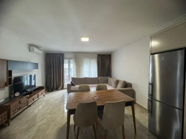 Tirane, jepet me qera apartament 1+1+Ballkon Kati 6, 98 m² 650 € (Zona 5 Maj!)