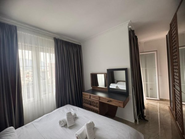 Tirane, jepet me qera apartament 1+1+Ballkon Kati 6, 98 m² 650 € (Zona 5 Maj!)