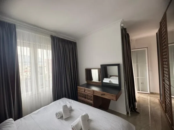 Tirane, jepet me qera apartament 1+1+Ballkon Kati 6, 98 m² 650 € (Zona 5 Maj!)