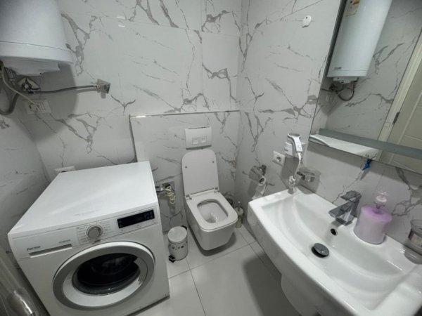 Tirane, jepet me qera apartament 1+1+Ballkon Kati 6, 98 m² 650 € (Zona 5 Maj!)