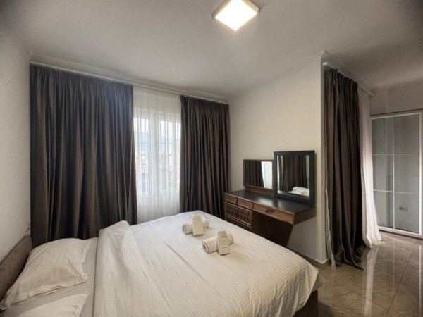 Tirane, jepet me qera apartament 1+1+Ballkon Kati 6, 98 m² 650 € (Zona 5 Maj!)