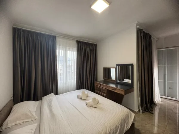 Tirane, jepet me qera apartament 1+1+Ballkon Kati 6, 98 m² 650 € (Zona 5 Maj!)