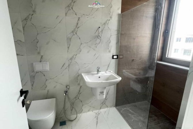 Tirane, shes apartament 2+1+Ballkon Kati 8, 102 m² 225.000 € (Rruga e Dafinave)