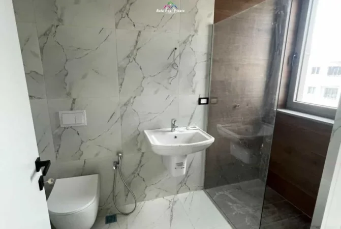 Tirane, shes apartament 2+1+Ballkon Kati 8, 102 m² 225.000 € (Rruga e Dafinave)