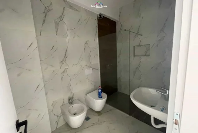 Tirane, shes apartament 2+1+Ballkon Kati 8, 102 m² 225.000 € (Rruga e Dafinave)