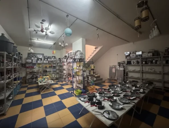 Vlore, jepet me qera ambjent biznesi Kati 0, 250 m² 1.100 € (Mbas Poliklinikes)