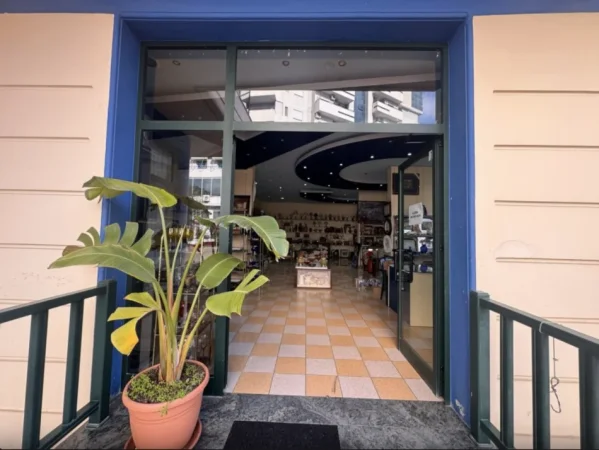 Vlore, jepet me qera ambjent biznesi Kati 0, 250 m² 1.100 € (Mbas Poliklinikes)