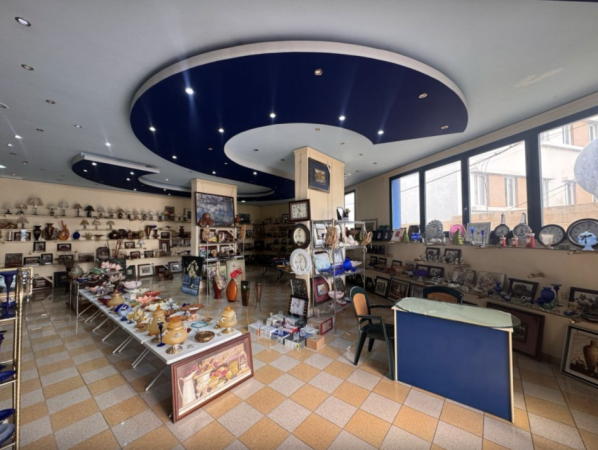 Vlore, jepet me qera ambjent biznesi Kati 0, 250 m² 1.100 € (Mbas Poliklinikes)