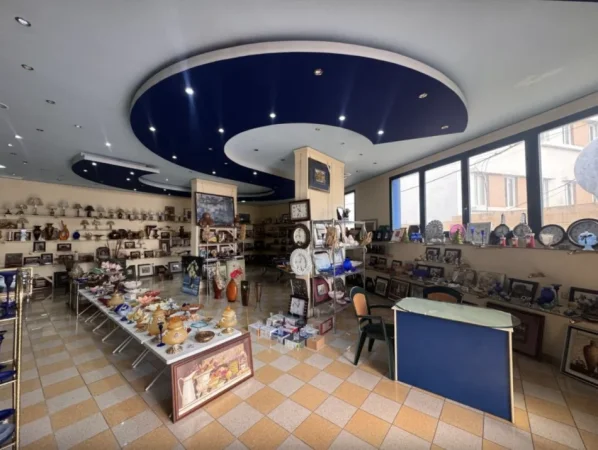 Vlore, jepet me qera ambjent biznesi Kati 0, 250 m² 1.100 € (Mbas Poliklinikes)