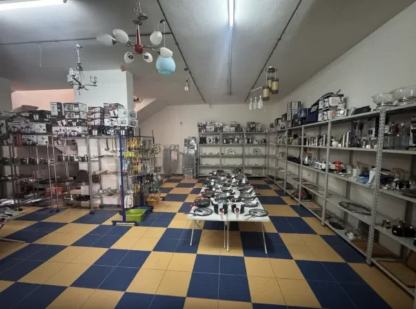 Vlore, jepet me qera ambjent biznesi Kati 0, 250 m² 1.100 € (Mbas Poliklinikes)