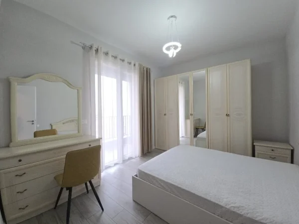 Tirane, jepet me qera apartament 1+1 Kati 5, 70 m² 750 € (komuna parisit)