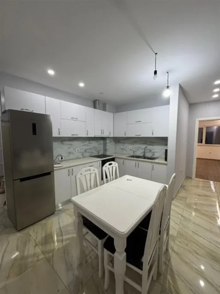 Tirane, jepet me qera apartament 2+1 Kati 8, 118 m² 571 € (Rruga Foto Xhavella)