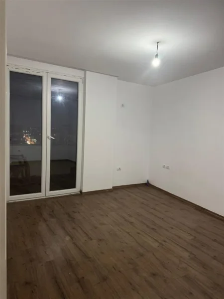 Tirane, jepet me qera apartament 2+1 Kati 8, 118 m² 571 € (Rruga Foto Xhavella)